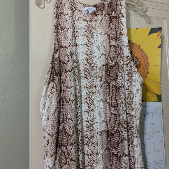 A two-piece animal print jacket and dress set - Picture 6 of 7